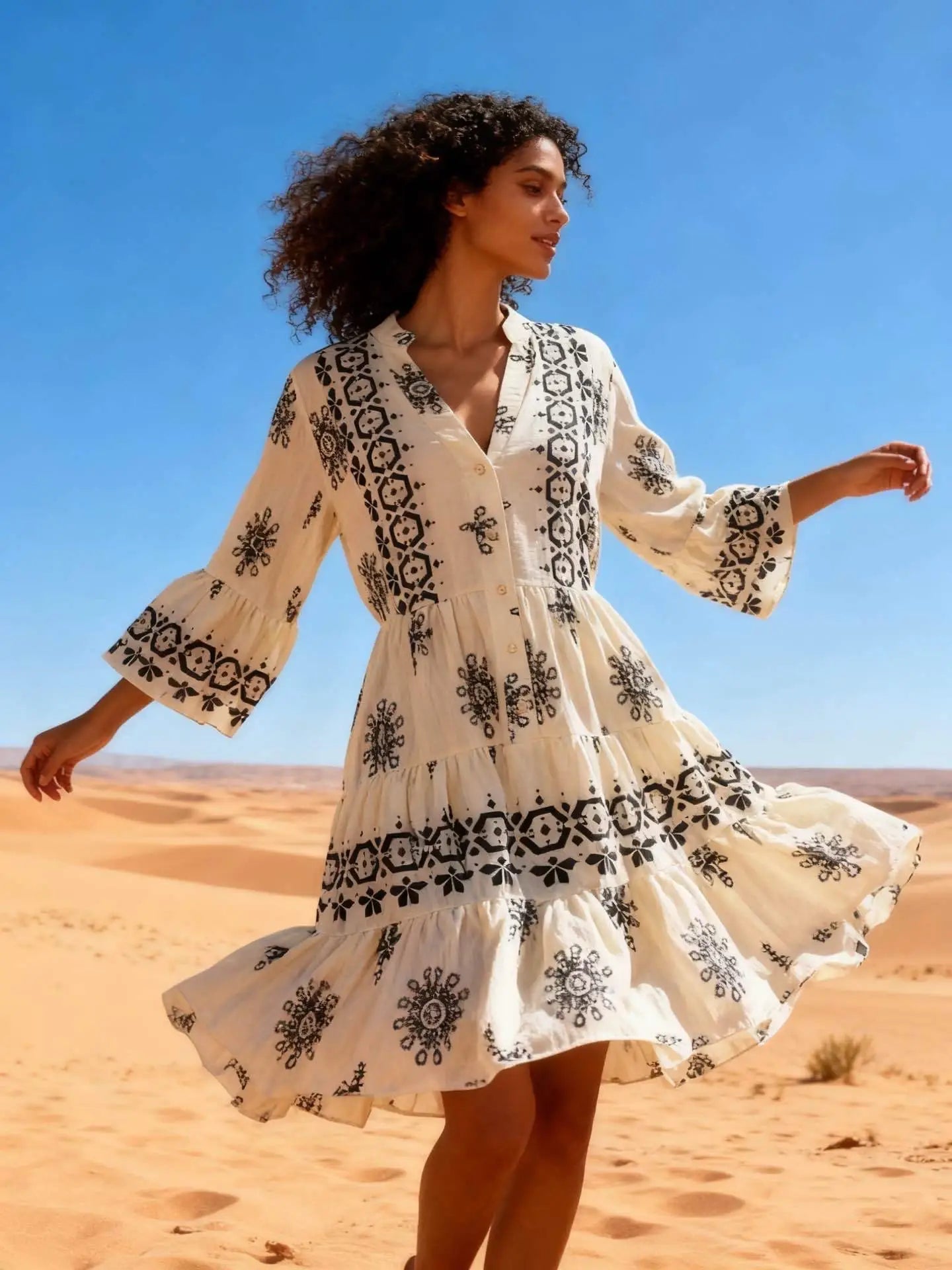 Fließendes Tunika-Kleid mit Print, vorne geknöpft, V‑Ausschnitt, Schnitt