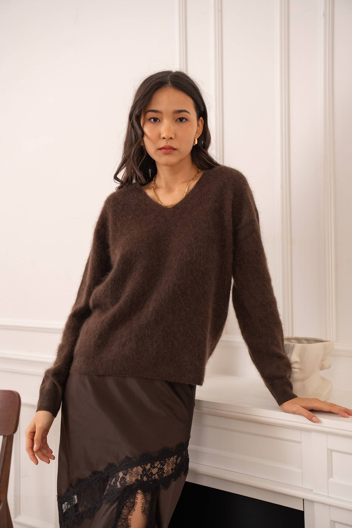 Gebürsteter Wollpullover mit V-Ausschnitt Chocolate