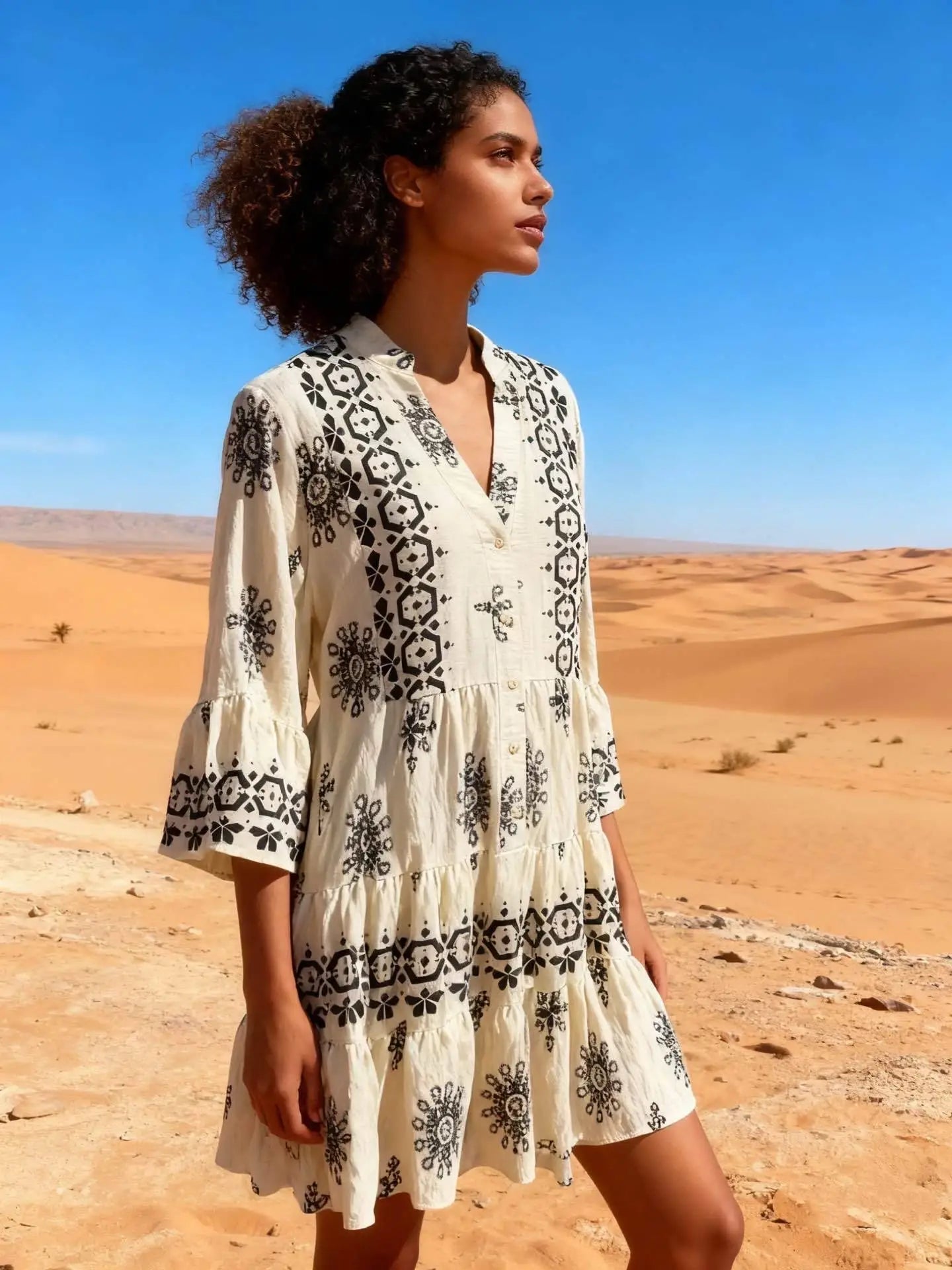 Fließendes Tunika-Kleid mit Print, vorne geknöpft, V‑Ausschnitt, Schnitt