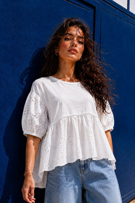 Baumwollbluse mit Volants aus Lochstickerei